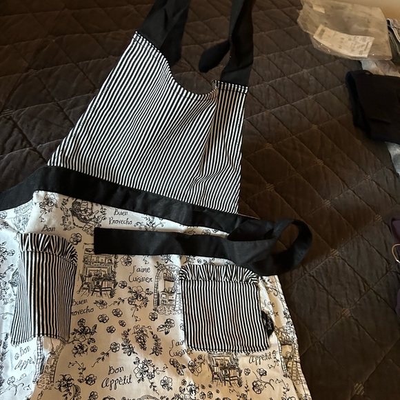 NEW Thirty-One Child’s apron - Picture 3 of 4